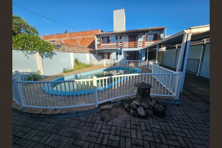 Casa à venda com 200m², 4 quartos e 4 vagas Casa à venda com 200m², 4 quartos e 4 vagasPiscina