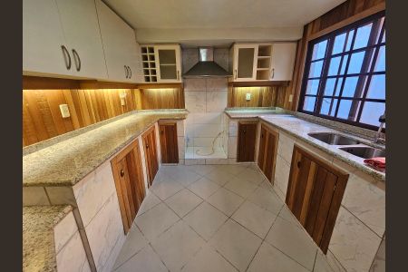 Casa à venda com 200m², 4 quartos e 4 vagas Casa à venda com 200m², 4 quartos e 4 vagasCozinha