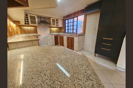 Casa à venda com 200m², 4 quartos e 4 vagas Casa à venda com 200m², 4 quartos e 4 vagasCozinha
