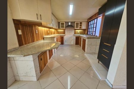 Casa à venda com 200m², 4 quartos e 4 vagas Casa à venda com 200m², 4 quartos e 4 vagasCozinha