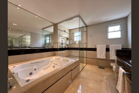 Apartamento à venda com 300m², 3 quartos e 5 vagasBanheiro 