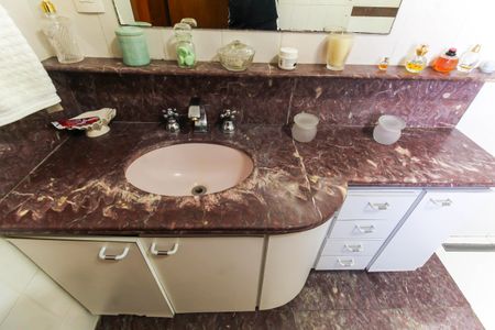 Apartamento à venda com 199m², 3 quartos e 4 vagasBanheiro da Suíte 2