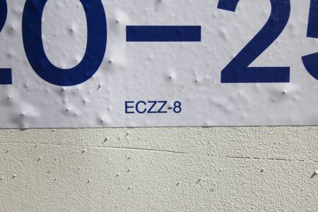 Casa para alugar com 90m², 2 quartos e 2 vagasPlaca instalada em 21/04/2026 com o código FCZZ-8