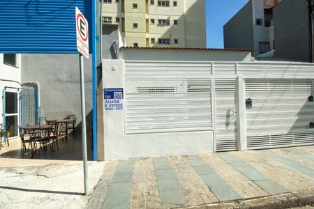 Casa para alugar com 90m², 2 quartos e 2 vagasPlaca instalada em 21/04/2026 com o código FCZZ-8