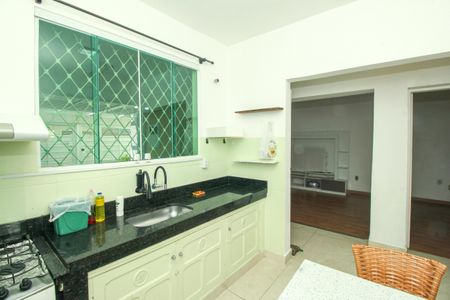 Casa para alugar com 90m², 2 quartos e 2 vagasCozinha