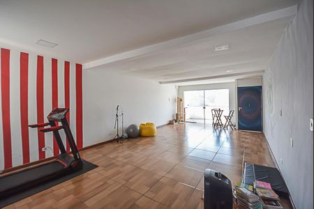 Casa à venda com 400m², 3 quartos e 2 vagas Casa à venda com 400m², 3 quartos e 2 vagasSalão de Festas