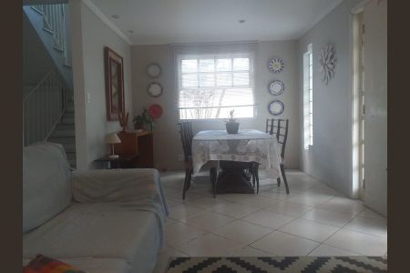 Sala de casa de condomínio à venda com 2 quartos, 90m² em Sapê, Niterói