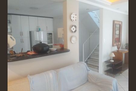 Sala de casa de condomínio à venda com 2 quartos, 90m² em Sapê, Niterói