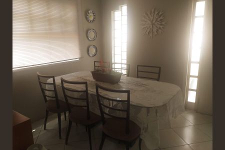 Sala de casa de condomínio à venda com 2 quartos, 90m² em Sapê, Niterói