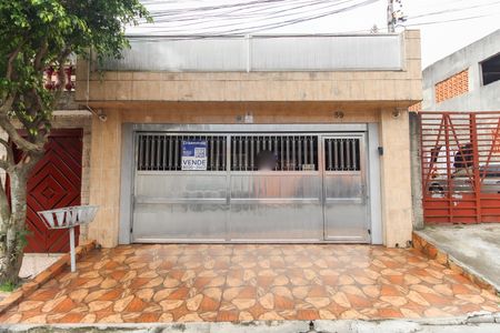 Casa à venda com 137m², 2 quartos e 2 vagas Casa à venda com 137m², 2 quartos e 2 vagasFachada