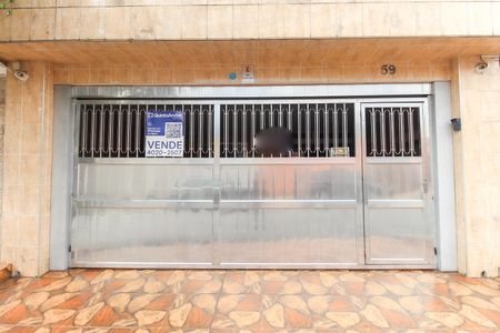 Casa à venda com 137m², 2 quartos e 2 vagas Casa à venda com 137m², 2 quartos e 2 vagasFachada