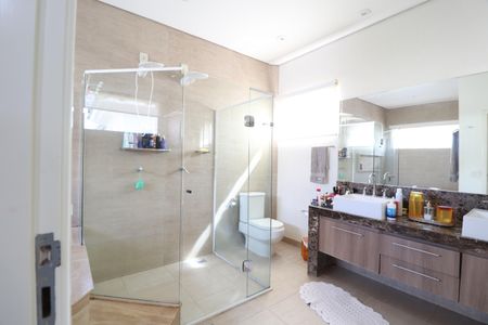 Casa de condomínio para alugar com 485m², 4 quartos e 2 vagasBanheiro do Quarto 2