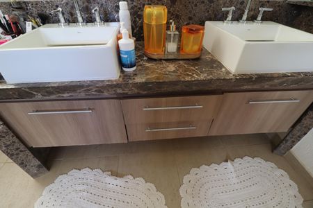 Casa de condomínio para alugar com 485m², 4 quartos e 2 vagasBanheiro do Quarto 2