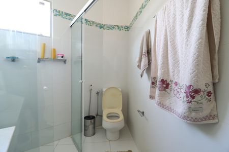 Casa de condomínio para alugar com 485m², 4 quartos e 2 vagasBanheiro do Quarto 3