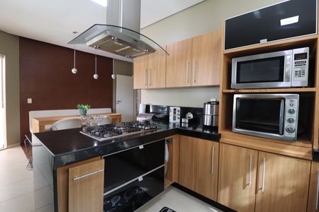 Casa de condomínio para alugar com 485m², 4 quartos e 2 vagasCozinha