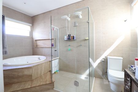 Casa de condomínio para alugar com 485m², 4 quartos e 2 vagasBanheiro do Quarto 2