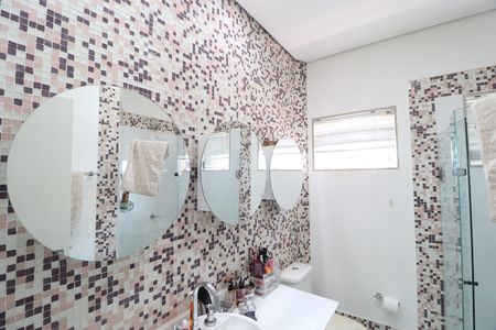 Casa de condomínio para alugar com 485m², 4 quartos e 2 vagasBanheiro do Quarto 1