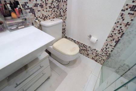 Casa de condomínio para alugar com 485m², 4 quartos e 2 vagasBanheiro do Quarto 1