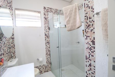 Casa de condomínio para alugar com 485m², 4 quartos e 2 vagasBanheiro do Quarto 1