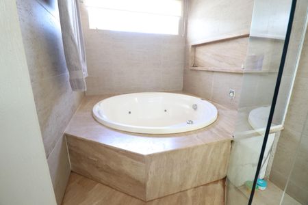 Casa de condomínio para alugar com 485m², 4 quartos e 2 vagasBanheiro do Quarto 2