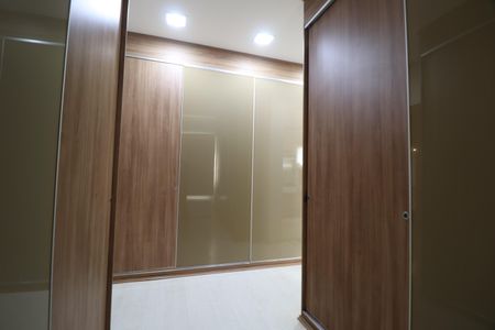 Casa de condomínio para alugar com 485m², 4 quartos e 2 vagasQuarto 2 - Suíte - Closet