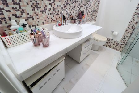 Casa de condomínio para alugar com 485m², 4 quartos e 2 vagasBanheiro do Quarto 1