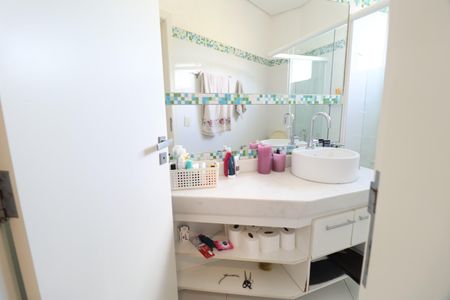 Casa de condomínio para alugar com 485m², 4 quartos e 2 vagasBanheiro do Quarto 3