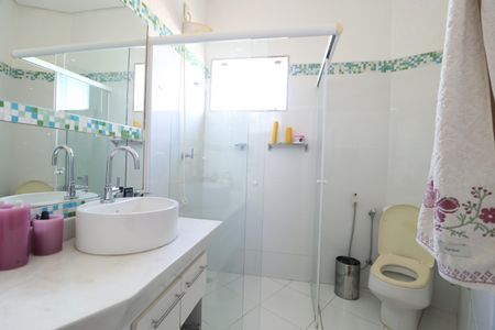 Casa de condomínio para alugar com 485m², 4 quartos e 2 vagasBanheiro do Quarto 3