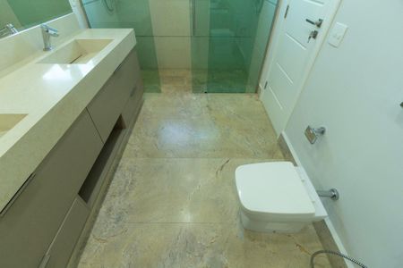 Casa de condomínio para alugar com 950m², 4 quartos e 6 vagas Casa de condomínio para alugar com 950m², 4 quartos e 6 vagasBanheiro Suíte 4