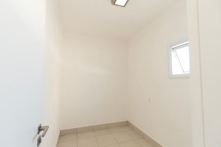 Casa de condomínio para alugar com 950m², 4 quartos e 6 vagas Casa de condomínio para alugar com 950m², 4 quartos e 6 vagasQuarto Serviço