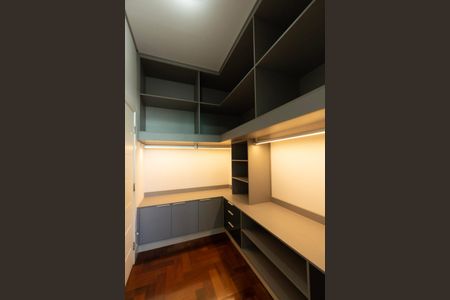 Casa de condomínio para alugar com 950m², 4 quartos e 6 vagas Casa de condomínio para alugar com 950m², 4 quartos e 6 vagasCloset Suíte 2