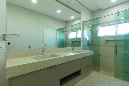 Casa de condomínio para alugar com 950m², 4 quartos e 6 vagas Casa de condomínio para alugar com 950m², 4 quartos e 6 vagasBanheiro Suíte 4