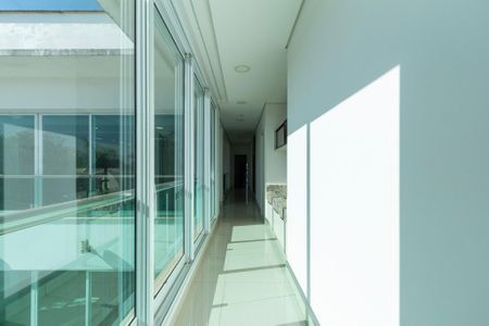 Casa de condomínio para alugar com 950m², 4 quartos e 6 vagas Casa de condomínio para alugar com 950m², 4 quartos e 6 vagasCorredor entre Suítes