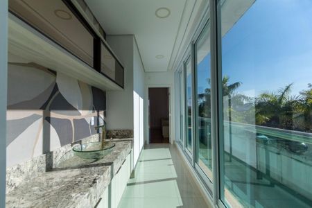 Casa de condomínio para alugar com 950m², 4 quartos e 6 vagas Casa de condomínio para alugar com 950m², 4 quartos e 6 vagasCorredor entre Suítes