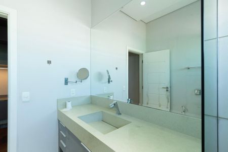 Casa de condomínio para alugar com 950m², 4 quartos e 6 vagas Casa de condomínio para alugar com 950m², 4 quartos e 6 vagasBanheiro Suíte 2