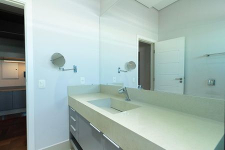 Casa de condomínio para alugar com 950m², 4 quartos e 6 vagas Casa de condomínio para alugar com 950m², 4 quartos e 6 vagasBanheiro Suíte 3
