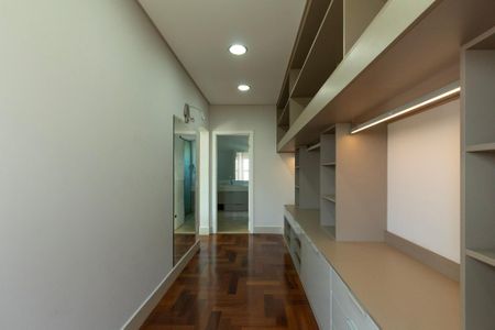 Casa de condomínio para alugar com 950m², 4 quartos e 6 vagas Casa de condomínio para alugar com 950m², 4 quartos e 6 vagasCloset Suíte 4