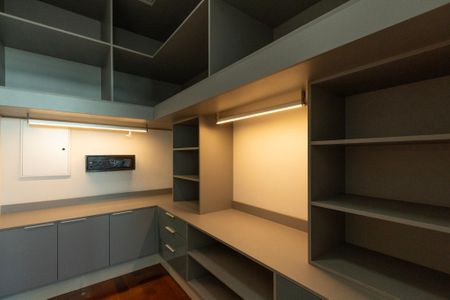 Casa de condomínio para alugar com 950m², 4 quartos e 6 vagas Casa de condomínio para alugar com 950m², 4 quartos e 6 vagasCloset Suíte 3