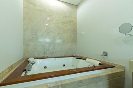 Casa de condomínio para alugar com 950m², 4 quartos e 6 vagas Casa de condomínio para alugar com 950m², 4 quartos e 6 vagasBanheiro Suíte 4