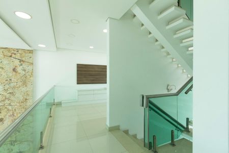 Casa de condomínio para alugar com 950m², 4 quartos e 6 vagas Casa de condomínio para alugar com 950m², 4 quartos e 6 vagasEscada Acesso Suítes