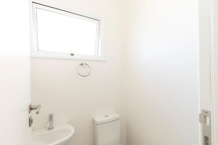 Casa de condomínio para alugar com 950m², 4 quartos e 6 vagas Casa de condomínio para alugar com 950m², 4 quartos e 6 vagasBanheiro Quarto Serviço