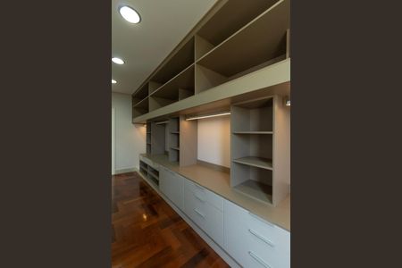 Casa de condomínio para alugar com 950m², 4 quartos e 6 vagas Casa de condomínio para alugar com 950m², 4 quartos e 6 vagasCloset Suíte 4