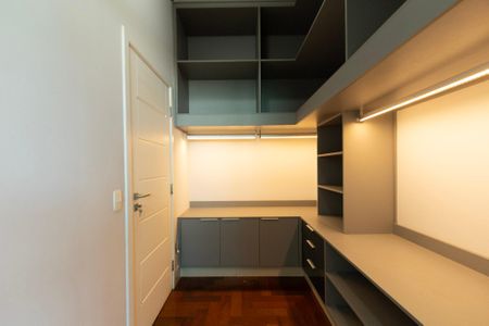 Casa de condomínio para alugar com 950m², 4 quartos e 6 vagas Casa de condomínio para alugar com 950m², 4 quartos e 6 vagasCloset Suíte 2