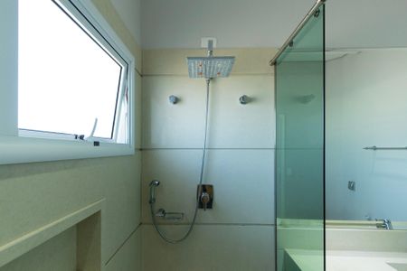 Casa de condomínio para alugar com 950m², 4 quartos e 6 vagas Casa de condomínio para alugar com 950m², 4 quartos e 6 vagasBanheiro Suíte 1
