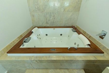 Casa de condomínio para alugar com 950m², 4 quartos e 6 vagas Casa de condomínio para alugar com 950m², 4 quartos e 6 vagasBanheiro Suíte 4