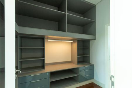 Casa de condomínio para alugar com 950m², 4 quartos e 6 vagas Casa de condomínio para alugar com 950m², 4 quartos e 6 vagasCloset Suíte 3