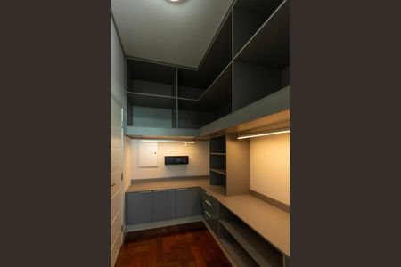 Casa de condomínio para alugar com 950m², 4 quartos e 6 vagas Casa de condomínio para alugar com 950m², 4 quartos e 6 vagasCloset Suíte 3