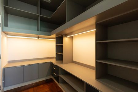 Casa de condomínio para alugar com 950m², 4 quartos e 6 vagas Casa de condomínio para alugar com 950m², 4 quartos e 6 vagasCloset Suíte 2