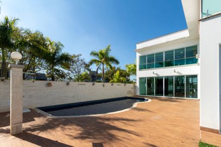 Casa de condomínio para alugar com 950m², 4 quartos e 6 vagas Casa de condomínio para alugar com 950m², 4 quartos e 6 vagasPiscina