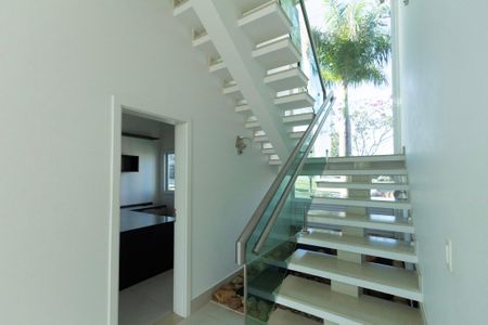 Casa de condomínio para alugar com 950m², 4 quartos e 6 vagas Casa de condomínio para alugar com 950m², 4 quartos e 6 vagasEscada Acesso Suítes